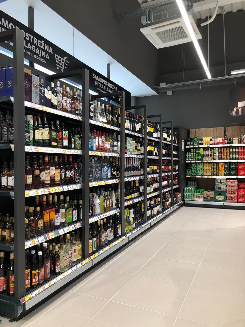 Tegometall Klasicna Polica Sa Vinima